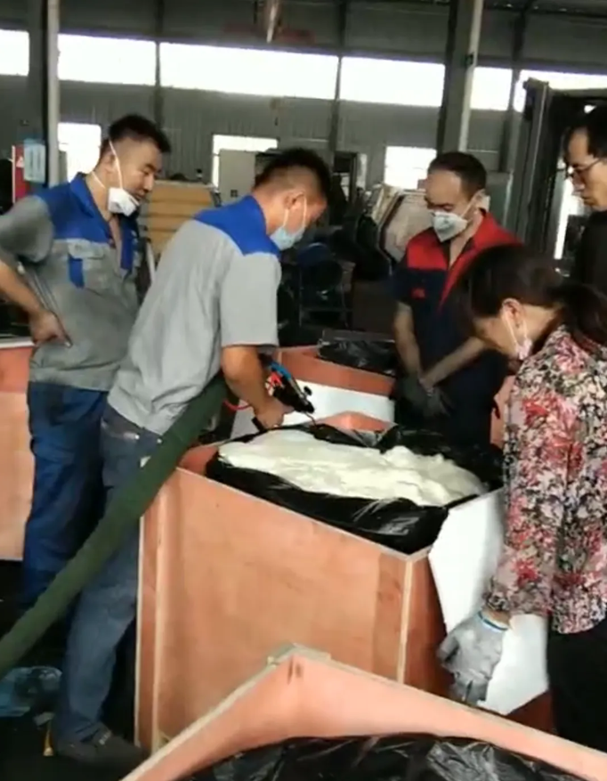 聚氨酯發泡機泡沫填充貴重品的“移動安全艙”