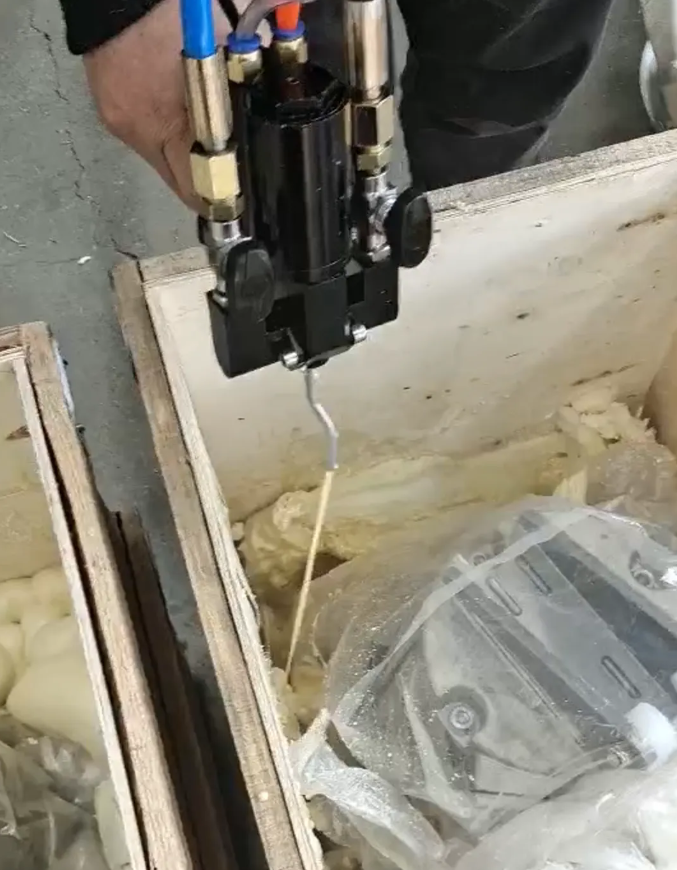 聚氨酯發泡機泡沫填充貴重品的“移動安全艙”
