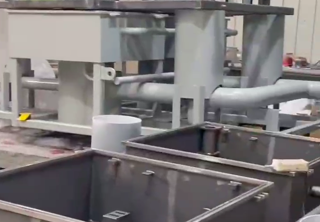 聚脲噴涂：  解鎖工礦設備防護新范式作業實景